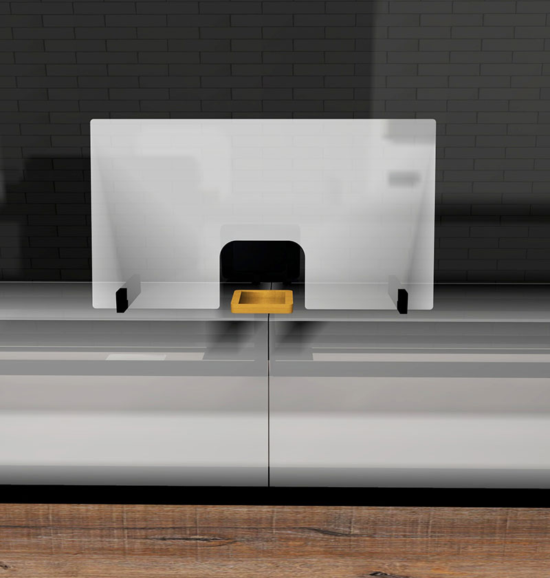 Transparente Schutzscheibe mit Durchreiche auf einem Verkaufstresen vor dunkler Fliesenwand.