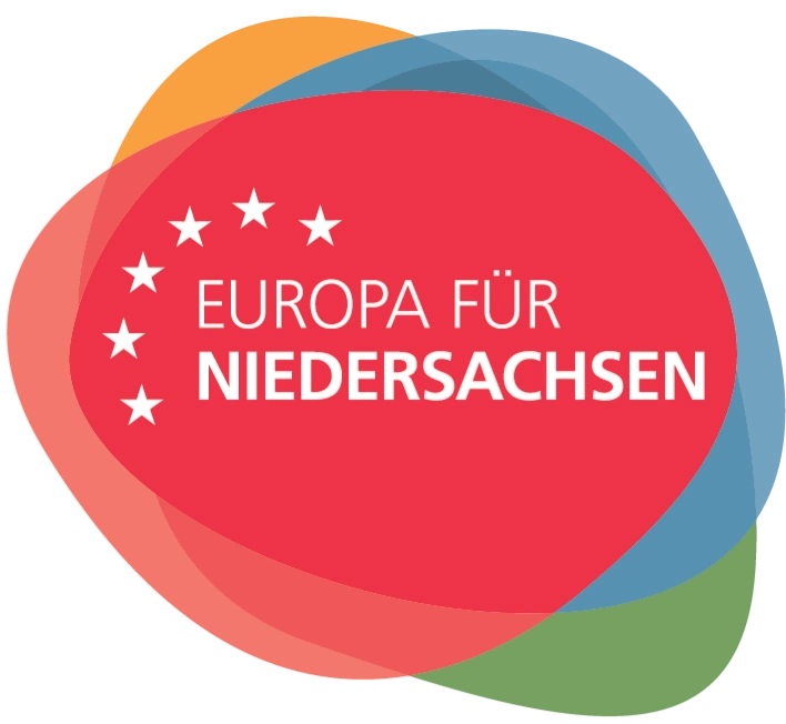 Logo mit farbigen überlappenden Kreisen und rotem Zentrum, darin weiße Sterne sowie der Schriftzug „Europa für Niedersachsen“.