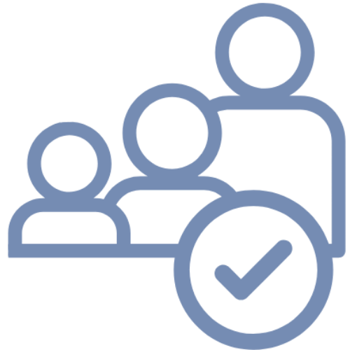 Symbolgrafik von drei stilisierten Personen mit einem Häkchen in einem Kreis im Vordergrund, dargestellt in blauer Linienführung.