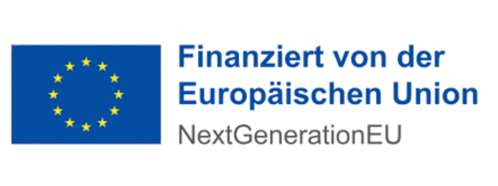 Flagge der Europäischen Union mit zwölf gelben Sternen auf blauem Hintergrund, daneben der blaue Schriftzug „Finanziert von der Europäischen Union“ und darunter „NextGenerationEU“ in grauer Schrift.